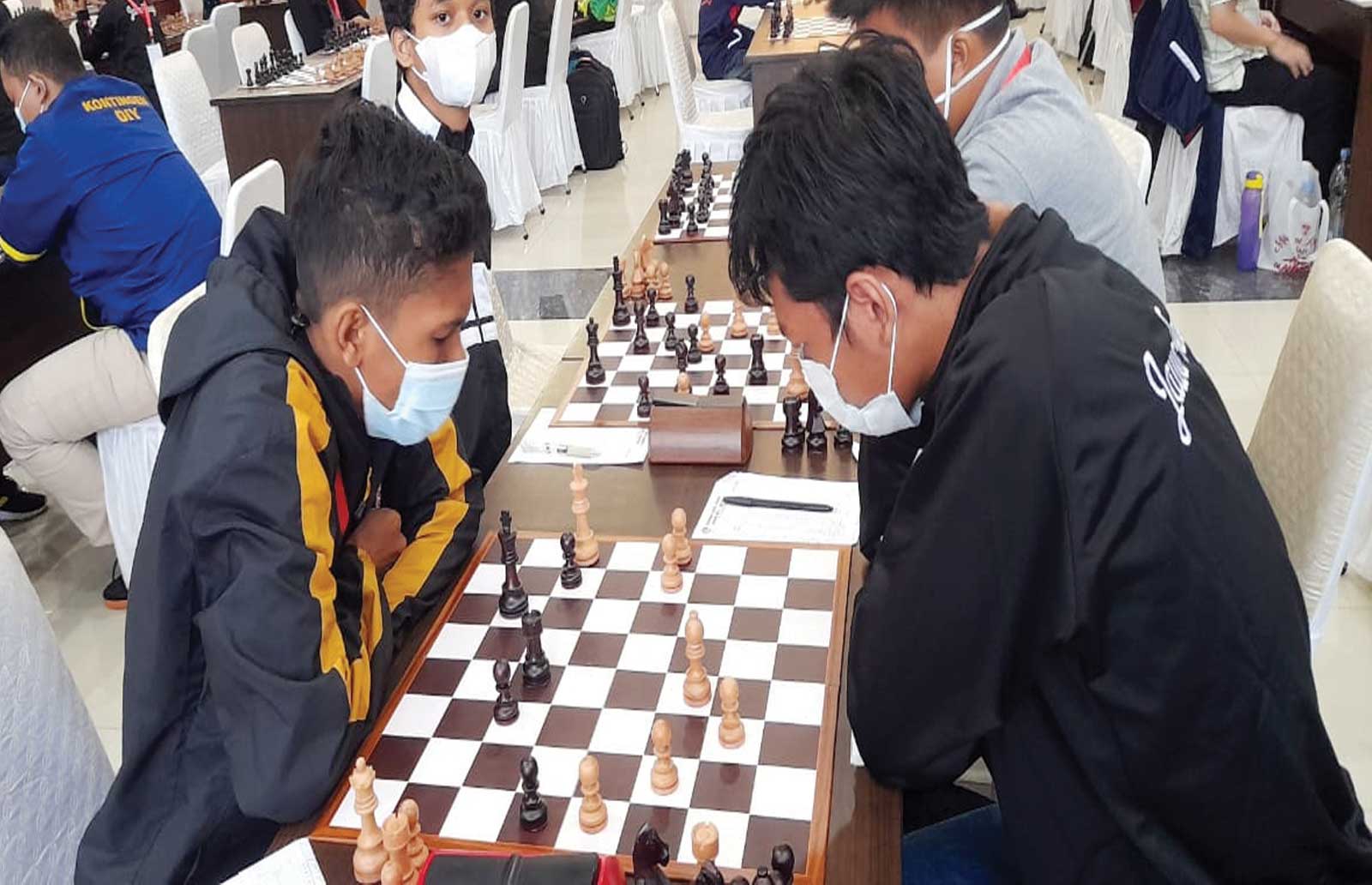 Pecatur junior NTB Imanuel Dave (kiri) menghadapi pecatur junior Jawa Tengah, kemarin (23/11)