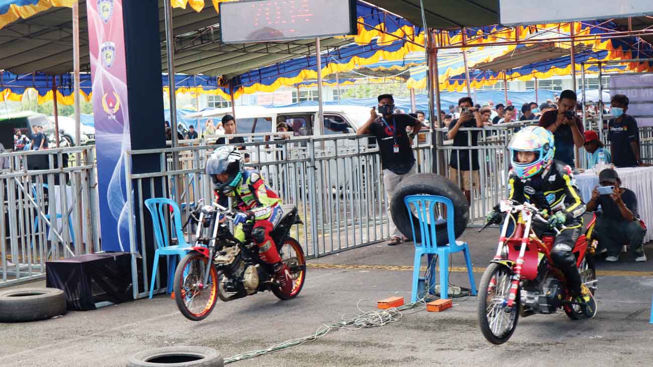 PERSIAPAN: Peserta kejuaraan dragbike bertanding di es Bandara Selaparang, belum lama ini. Event ini sebagai langkah awal mencari pembalap drag race berbakat.