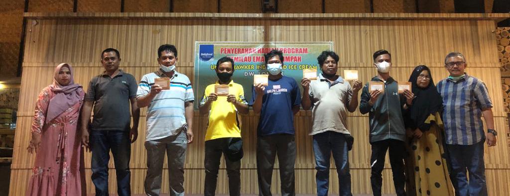SEMUA HAPPY: Seluruh hawker dan jajaran direksi beserta lima orang pemenang yang beruntung mendapatkan kupon emas 0,5 gram dari PT Indofood Ice Cream, Sabtu (27/11).