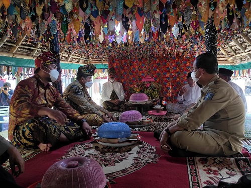 MEROAH NGASUH GUMI: Bupati Lombok Utara H Djohan Sjamsu dan Wakil Bupati Lombok Utara Danny Karter Febrianto Ridawan menghadiri meroah Ngasuh Gumi, di Dusun Prawira, Desa Sokong, (1/11).