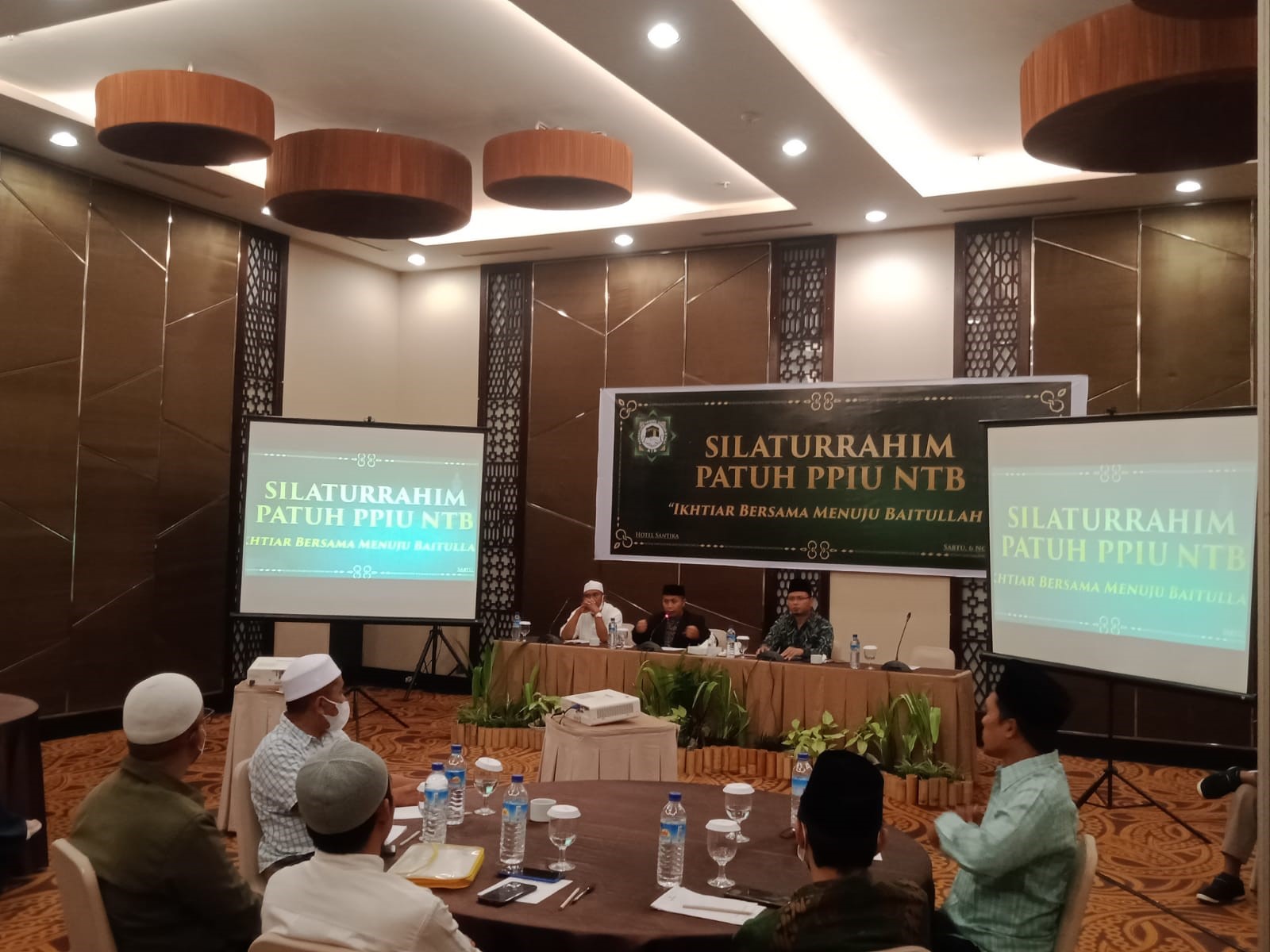 PERTEMUAN: Persatuan Travel Umroh dan Haji (Patuh) NTB saat silaturahmi bersama para pelaku usaha travel yang memiliki Izin Penyelenggaran Perjalanan Umroh (PPIU), di Mataram, Sabtu (6/11).