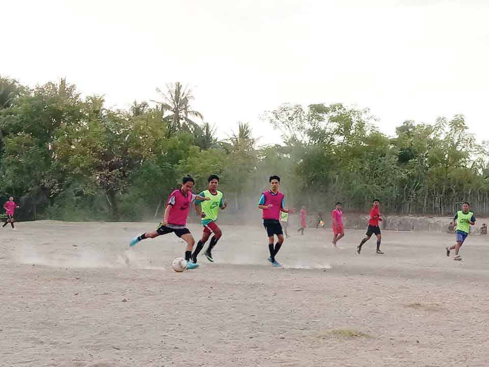 CARI PEMAIN: Pesepakbola muda Lombok Utara mengikuti seleksi menjadi pemain klub PS Daygun di Kecamatan Bayan, beberapa waktu lalu.