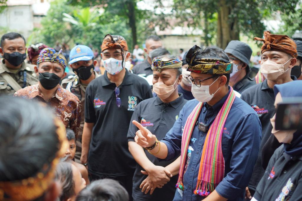 DEKAT DENGAN WARGA: Menparekraf Sandiaga Salahuddin Uno menyapa warga Desa Sesaot dari dekat dalam kunjungan ke salah satu desa wisata di Lombok Barat, NTB.