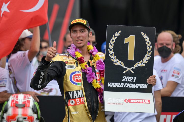 MOMEN INDAH: Toprak Razgatlioglu setelah memastikan sebagai juara WSBK 2021 di Sirkuit Mandalika, Lombok Tengah. (BAY ISMOYO / AFP)