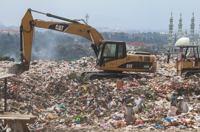 SUDAH PENUH: Volume sampah di TPAR Kebon Kongok telah melebihi dari kapasitas daya tampung yang dimiliki. (Ivan/Lombok Post)