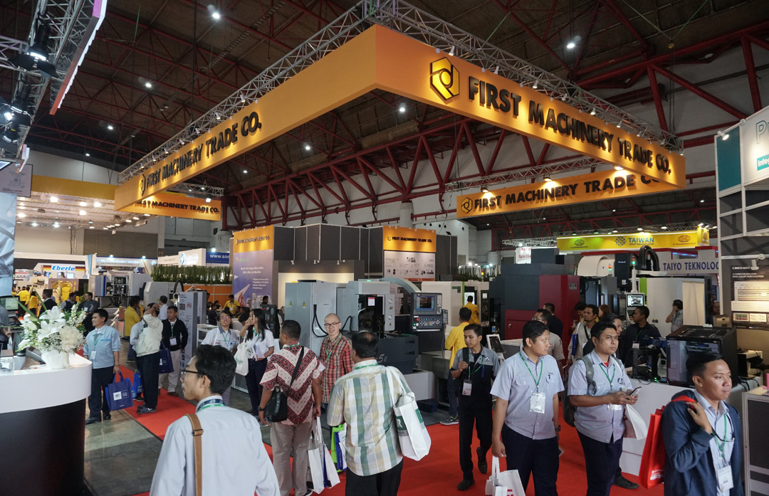 SHARING: Sejumlah pengunjung hingga investor di sektor manufaktur asik memadati area sembari berbincang di lokasi kegiatan