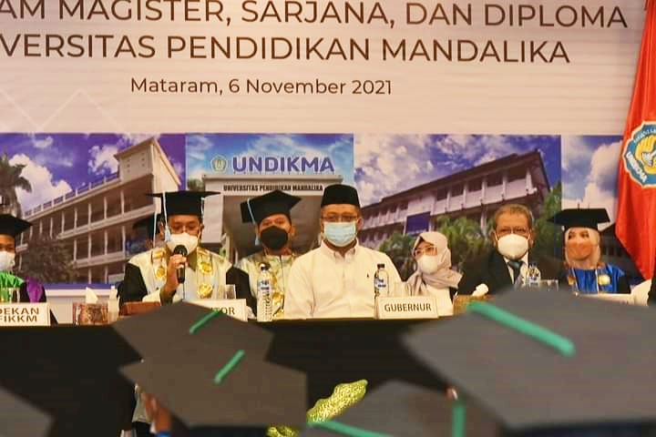 LEPAS LULUSAN: Gubernur NTB H Zulkieflimansyah (tengah) didampingi Rektor Undikma Prof Kusno (tiga dari kiri) dalam wisuda angkatan kedua program Magister, Sarjana, dan Diploma Undikma di Aula Hotel Astoria, Sabtu (6/11).