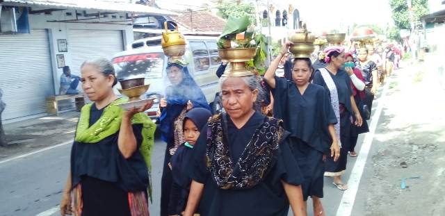 BEJANGO BLIQ: Warga Desa Songak, Kecamatan Sakra mengikuti adat bejango bliq, Kamis (4/11). (Fatih/Lombok Post)