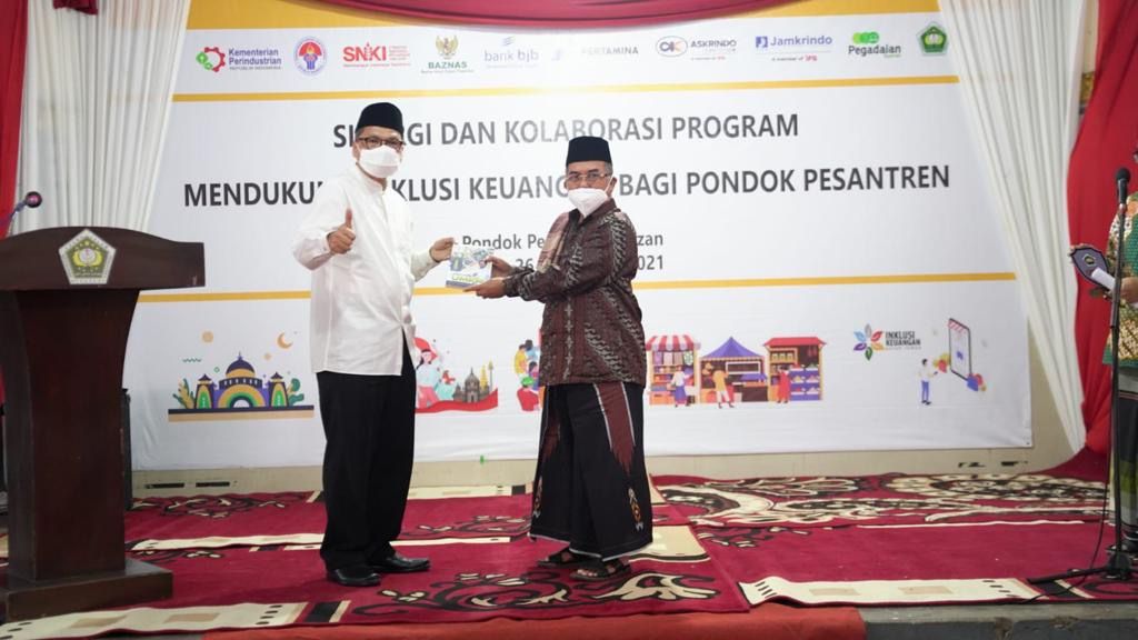 EKONOMI PONPES--Deputi Bidang Koordinasi Ekonomi Makro dan Keuangan Iskandar Simorangkir (kiri) hadir dalam kegiatan Sinergi dan Kolaborasi Program Mendukung Inklusi Keuangan Bagi Pondok Pesantren di Ponpes Persis Rancabango dan Ponpes  Fauzan di Kabupate