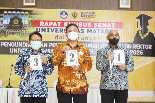 SIAP BERSAING: Calon Rektor Unram menunjukkan hasil pengundian nomor urut, tengah pekan ini.