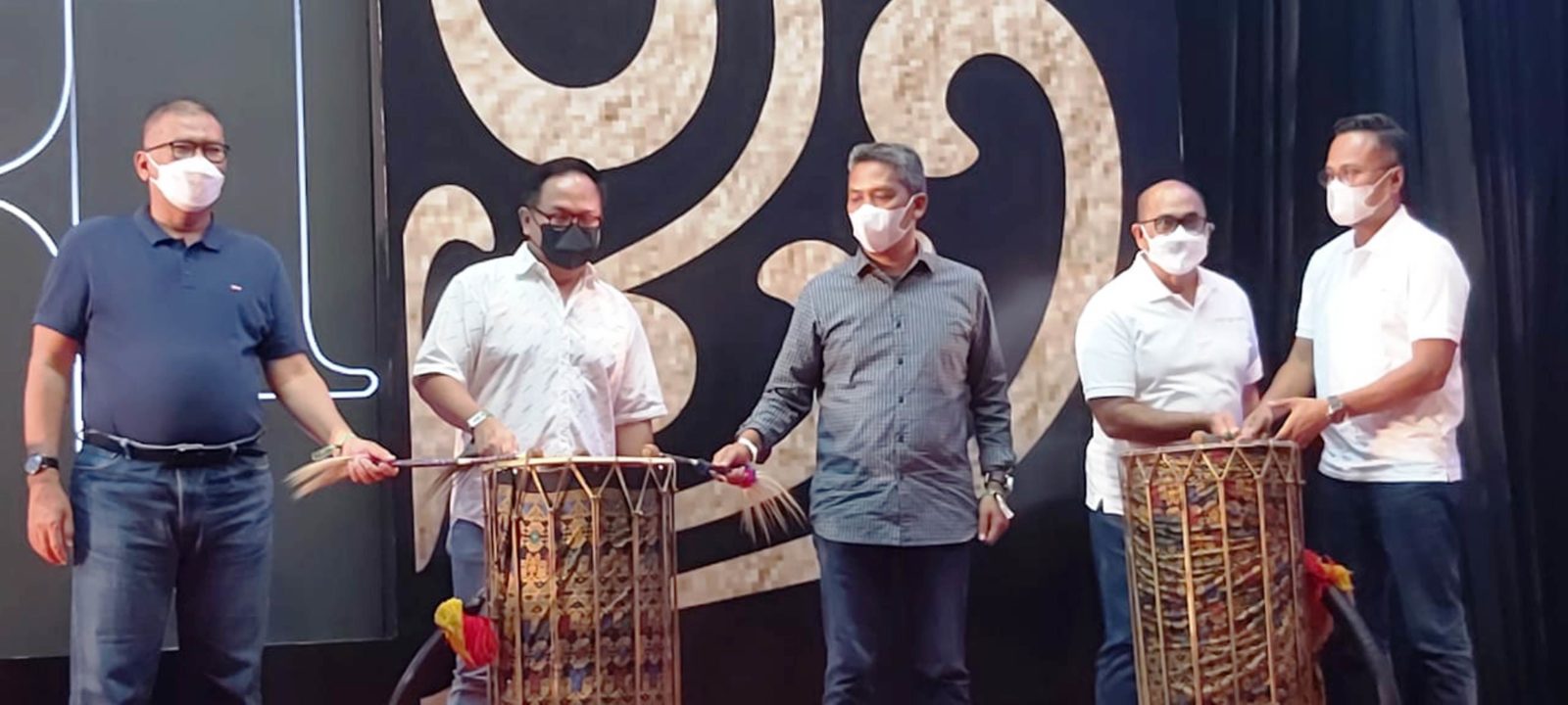 REBRANDING: Wakil Menteri BUMN II Kartika Wirjoatmodjo (dua dari kiri) saat resmi mengganti nama 10 hotel di Merumatta Senggigi Lombok, Sabtu (20/11).