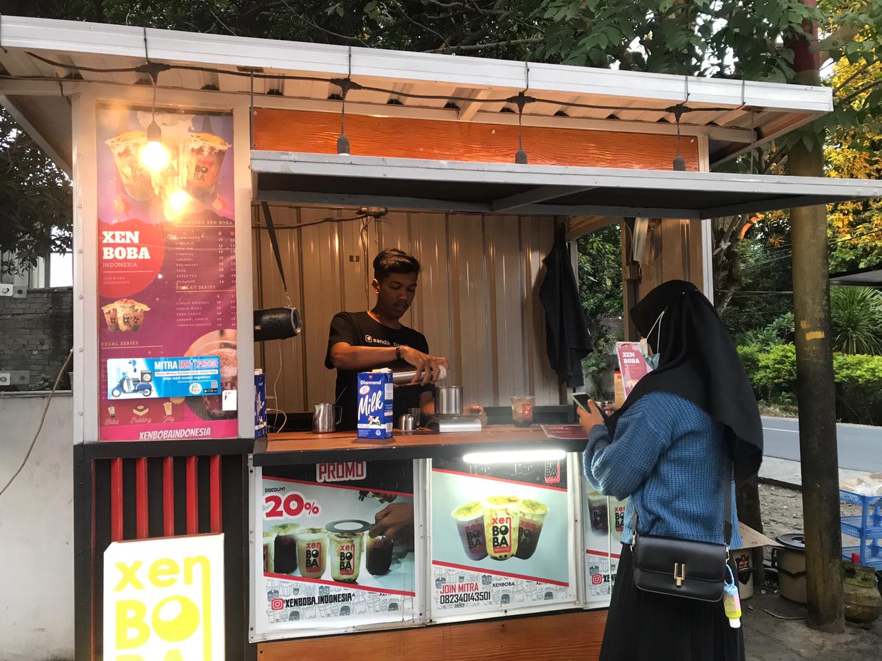 Salah satu pelaku UMKM melayani pembeli di kontainer yang menjadi lokasi usahanya, belum lama ini.