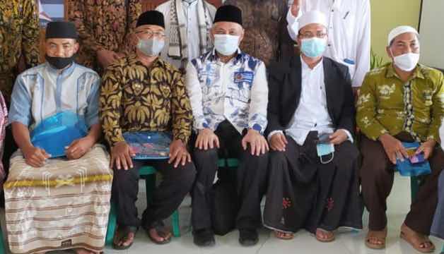 SAPA MASYARAKAT: Anggota MPR RI H Nanang Samodra (tengah) usai sosialisasi empat pilar, di Ponpes Darussalam Bremi, Gerung, kemarin.