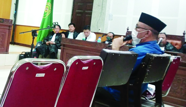 BANDING: Terdakwa Husnul Fauzi memberikan kesaksian ddalam sidang di PN Tipikor Mataram, beberapa waktu lalu. Kini, dia mengajukan banding atas putusan hakim yang memvonisnya hukuman 13 tahun penjara. (Dok/Lombok Post)