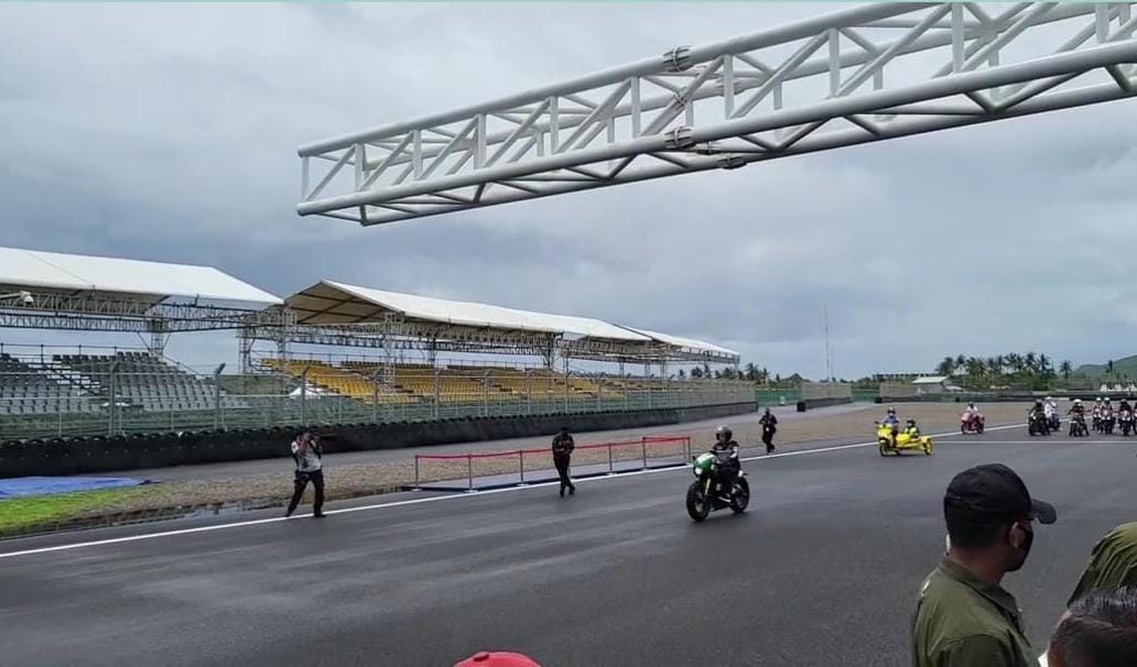 Presiden Jokowi melakukan ujicoba berkendara di Sirkuit Mandalika Lombok Jumat (12/11). Test Ride ini dalam rangka peresmian sirkuit jelang pelaksanaan WSBK.
