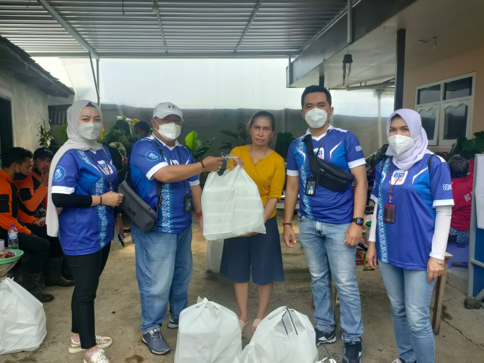 Perwakilan BRI menyerahkan bantuan untuk waera terdampak banjir bandang akibat curah hujan yang tinggi terjadi di wilayah Kota Batu, Malang, Jawa Timur pada Kamis (04/11).