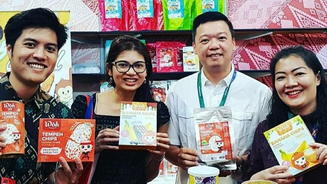 Berawal dari kegemaran makan camilan keripik dan kerupuk, perempuan asal Malang, bernama Suryaningsih memutuskan membuka usaha keripik pada 2017. Berbekal pelatihan dari BRI, kini usaha yang dijalankan Suryaningsih meraup omzet hingga Rp 100 juta per bula