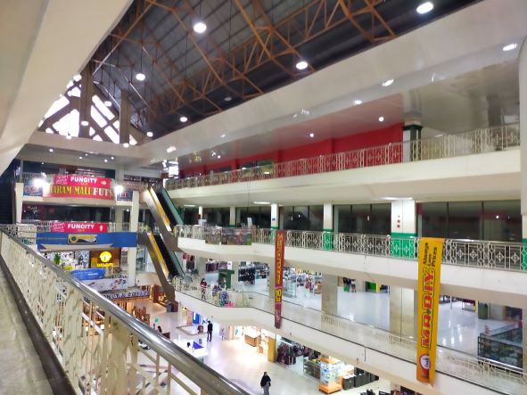 BERSIAP GANTI WAJAH: Suasana Mataram Mall, kemarin (17/11). Pusat perbelanjaan modern ini akan diubah menjadi pusat pelayanan publik.( ZAD/LOMBOK POST )
