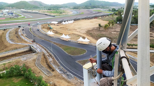 SUKSESKAN WSBK: Teknisi jaringan XL Axiata bekerja di atas menara BTS di dekat Sirkuit Mandalika, Desa Kuta, Kecamatan Pujut, Kabupaten Lombok Tengah, Minggu (7/11) lalu. (XL Axiata untuk Lombok Post)