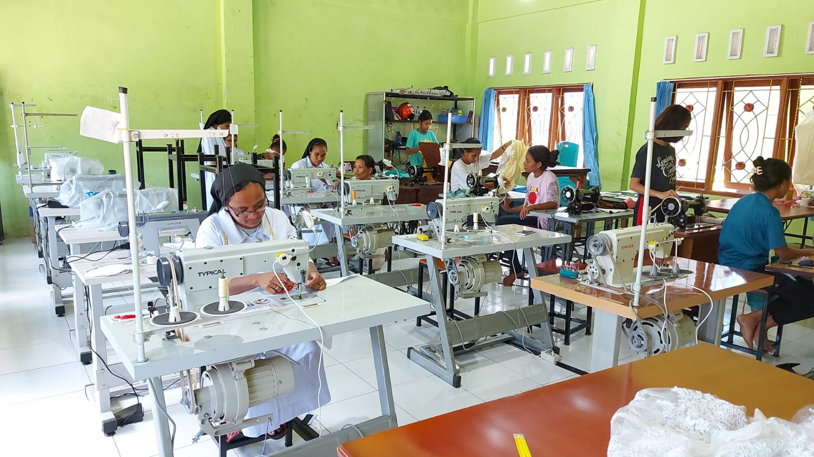 Christiana Kayat, perempuan yang berprofesi sebagai penjahit dari Maumere, Nusa Tenggara Timur (NTT), yang mampu mendirikan dan memiliki Lembaga Pelatihan Kursus (LPK) jahit.