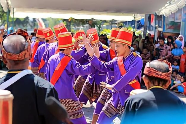 PENTAS: Salah satu dokumentasi pertunjukan seni tari rudat yang dipertunjukkan oleh kelompok rudat Al-Gury Aik Dewa di acara Alunan Budaya tahun 2015 silam. (Rudat Al-Guri for Lombok Post)