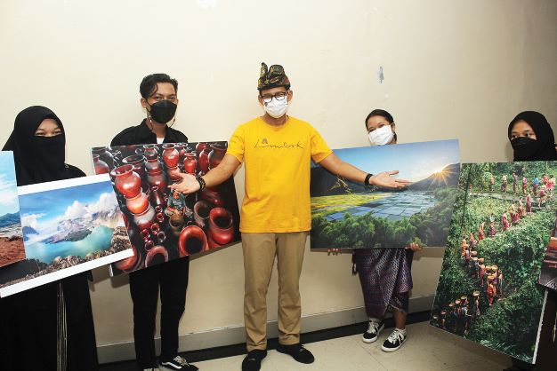 KAGUM: Menteri Pariwisata dan Ekonomi Kreatif Sandiaga Salahhuddin Uno mengagumi hasil fotografi yang dipamerkan UKM Fokus Unram di Taman Budaya NTB, pekan lalu. Foto-foto dianggap mempromosikan keindahan NTB.  (IVAN/LOMBOK POST)