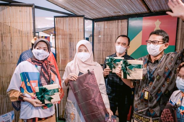 BANGGA: Henda Apriyan, Owner Sekardiu Scarf (ujung kiri) bersama Menparekraf Sandiaga Salahuddin Uno pada pameran Apresiasi Kreasi Indonesia (AKI) 2021 di Taman Budaya NTB, pekan lalu. IST/LOMBOK POST