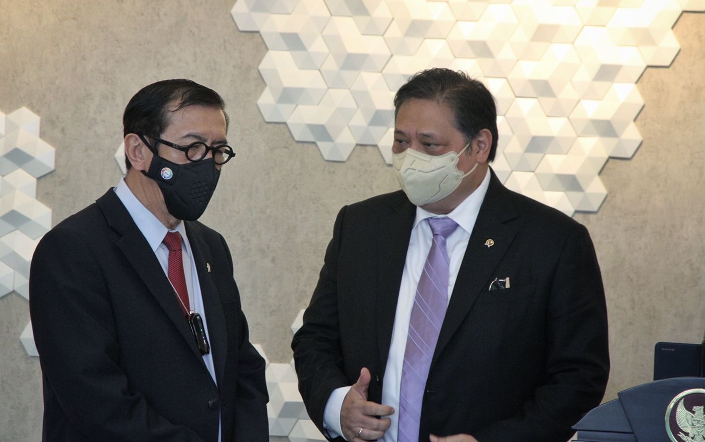 Menteri Koordinator Bidang Perekonomian Airlangga Hartarto dengan didampingi oleh Menteri Hukum dan Hak Asasi Manusia Yasonna H. Laoly menyelenggarakan Konferensi Pers secara hybrid untuk menyampaikan beberapa penjelasan Pemerintah atas Putusan MK dimaksu