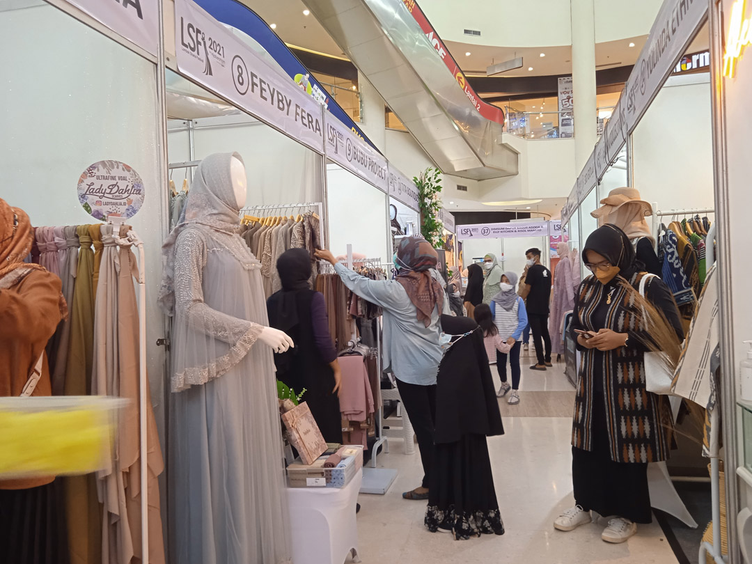 MEMBAIK: Sejumlah pengunjung berbelanja di salah satu stand UMKM yang berpartisipasi dalam sebuah bazar, Sabtuu (2/10) lalu. Kondisi bisnis yang membaik memperbesar peluang investasi di NTB, didorong perhelatan sejumlah event-event Internasional.