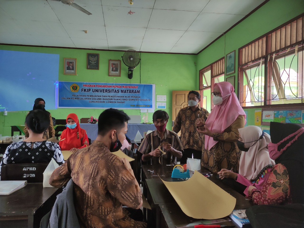 BUAT ALAT PERAGA: Tim Dosen Prodi Pendidikan Matematika FKIP Universitas Mataram melatih sejumlah guru SD di Gugus III Gunungsari dalam program pengabdian kepada masyarakat, Sabtu (25/9/2021).