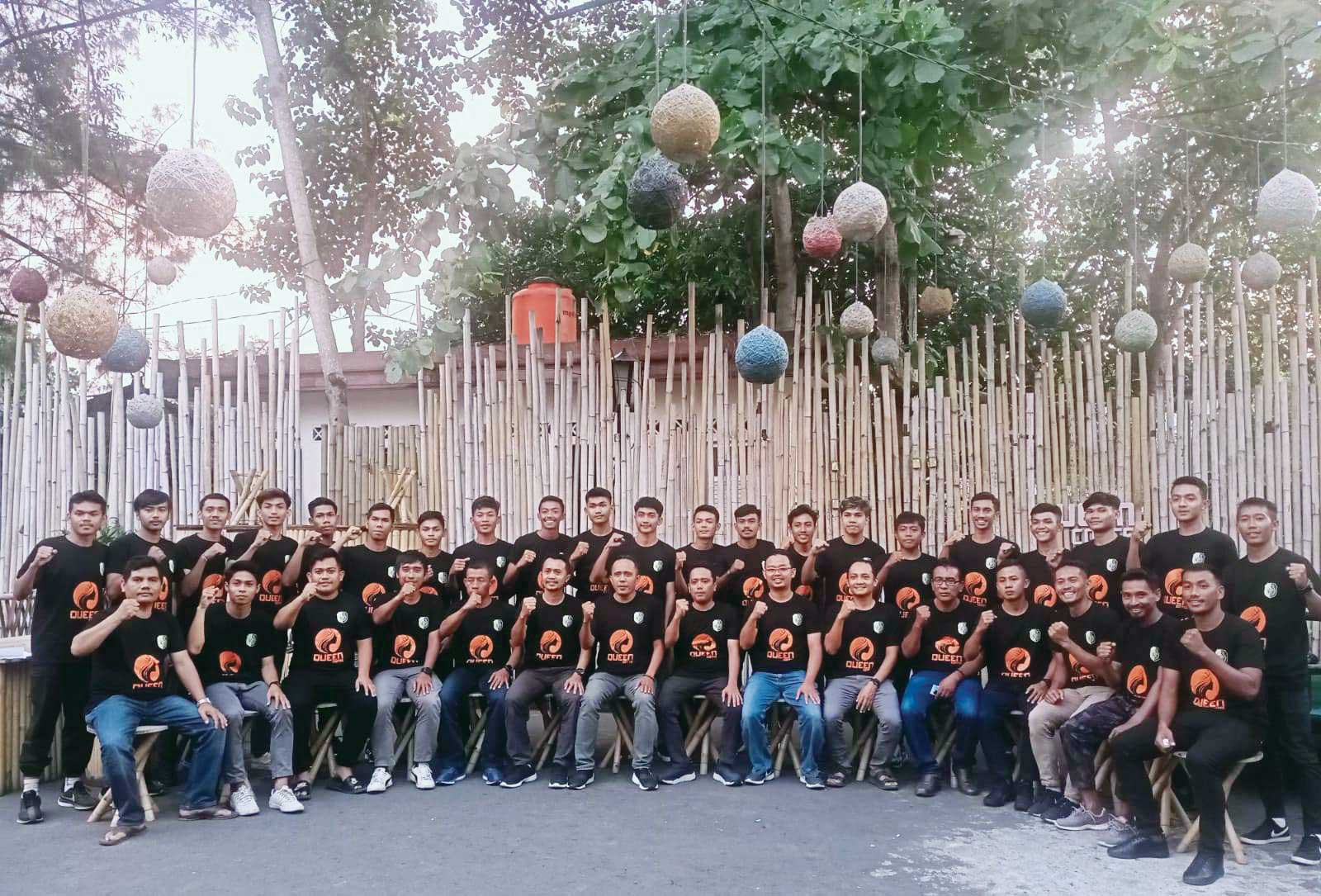 SIAP HADAPI LAGA PEMBUKA: Manajemen dan pemain Perslotim berfoto bersama usai peluncuran jersey, kemarin. Mereka sudah siap menghadapi Liga 3 regional NTB.