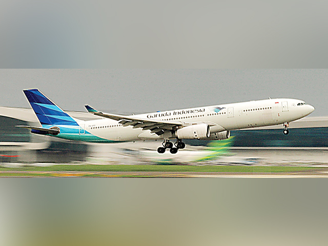 DALAM SOROTAN: Pesawat Garuda tengah lepas landas di Bandara Soekarno-Hatta, Tangerang (1/11). (HANUNG HAMBARA/JAWA POS)