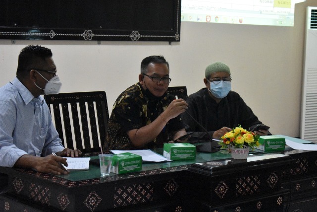 KOORDINASI: Sekretaris Dewan Pengupahan Provinsi NTB I Gede Putu Aryadi (tengah) saat memimpin rakor terkait penetapan UMK di Kantor Disnakertrans NTB, Senin (29/11).