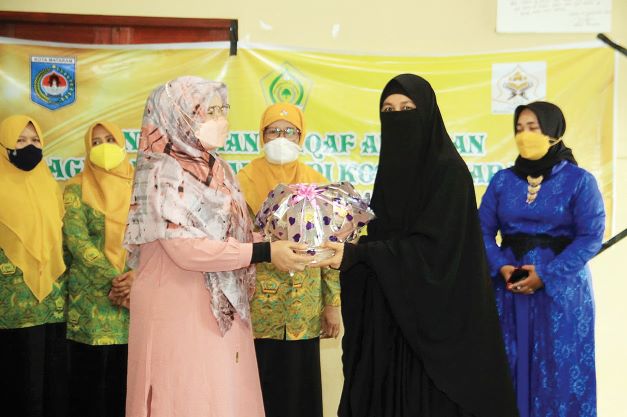 WAKAFKAN ALQURAN: Ketua DPD Al Hidayah Kota Mataram Hj Waridah Mujiburrahman menyerahkan wakaf Alquran di salah satu pondok tahfiz di Kota Mataram, belum lama ini.( Suzan for Lombok Post)