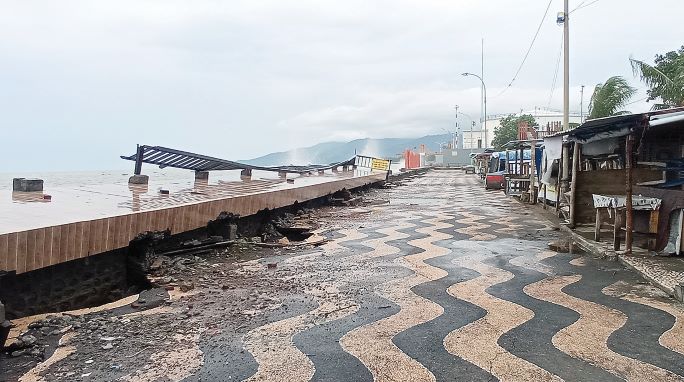 AMBRUK: Kondisi Pantai Ampenan ambruk dan membahayakan membuat pengunjung tak ada yang berani datang. Sudah sepekan kondisi pantai ini sepi sehingga pedagang tak ada yang berjualan.( TONI/LOMBOK POST)