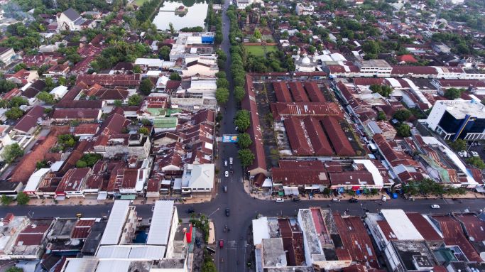 Marga Sanga : Foto udara Cakranegara yang memperlihatkan jalur utama yang membagi Cakranegara dari Barat ke Timur. Ini adalah salah satu warisan penataan Cakranegara dari awal abad ke 18.( Ivan Mardiansyah/Lombok Post)