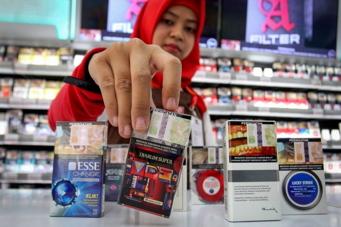 Ilustrasi cukai rokok. Banyak pihak yang menyarankan kenaikan cukai rokok tahun 2022 mendatang idealnya adalah di bawah 10 persen. (Dery Ridwansah/JawaPos.com)