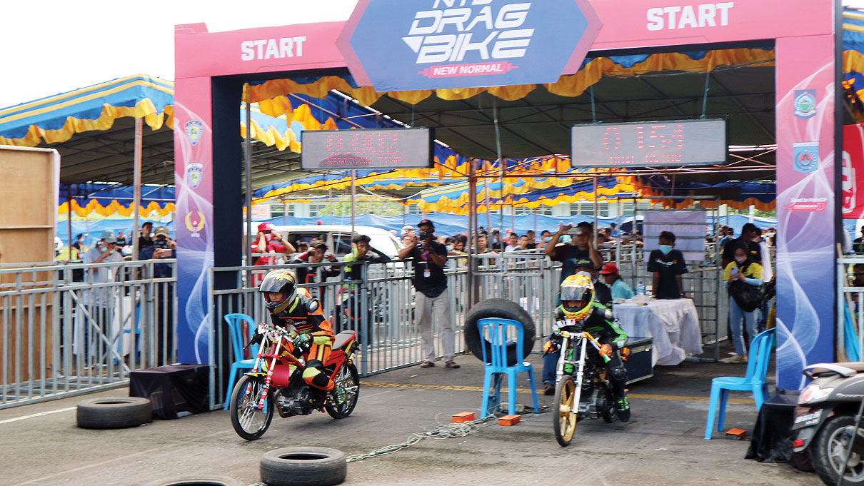 SIAP BERPACU: Peserta event kejuaraan drag bike bersiap adu cepat di garis start di Ex Bandara Selaparang, beberapa waktu lalu.
