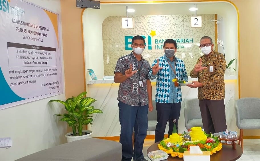 RESMI BEROPERASI: Pimpinan BSI Lombok Praya saat meresmikan operasional di Komplek Pertokoan Timur Pasar Renteng, Lombok Tengah