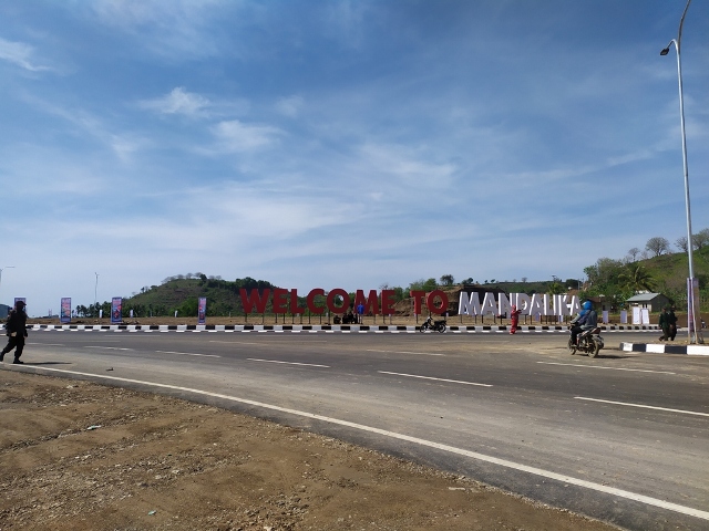 MENUNGGU ANGGARAN: Peningkatan ruas jalan Kuta-Keruak sepanjang 5,3 km dari Bundaran Songgong ke Masjid Nurul Bilad, Mandalika masih menunggu kepastian tambahan anggaran dari pemerintah pusat. (Didit/Lombok Post)