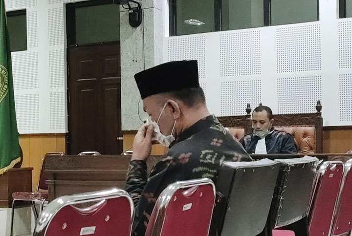 LEMAS: Terdakwa Husnul Fauzi mendengarkan pembacaan tuntutan JPU di PN Tipikor Mataram, Selasa (21/12). (Harli/Lombok Post)
