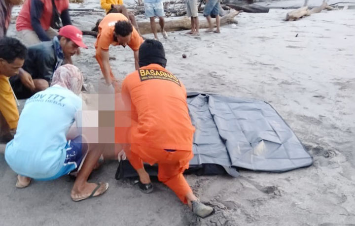 EVAKUASI: Petugas Basarnas bersama warga mengevakuasi jenazah I Gede Artha di Pantai Sepang, Sumbawa, Selasa (21/12). (IST/Lombok Post)