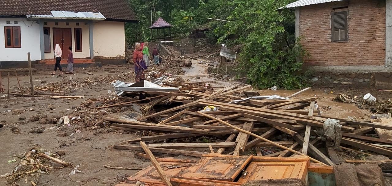 RAWAN LONGSOR: Beberapa warga berada di sisa-sisa longsoran Dusun Kekait Daye, Desa Kekait, Kecamatan Gunungsari, beberapa hari lalu. Desa ini menjadi salah satu daerah rawan bencana longsor yang ada di Kecamatan Gunungsari.
