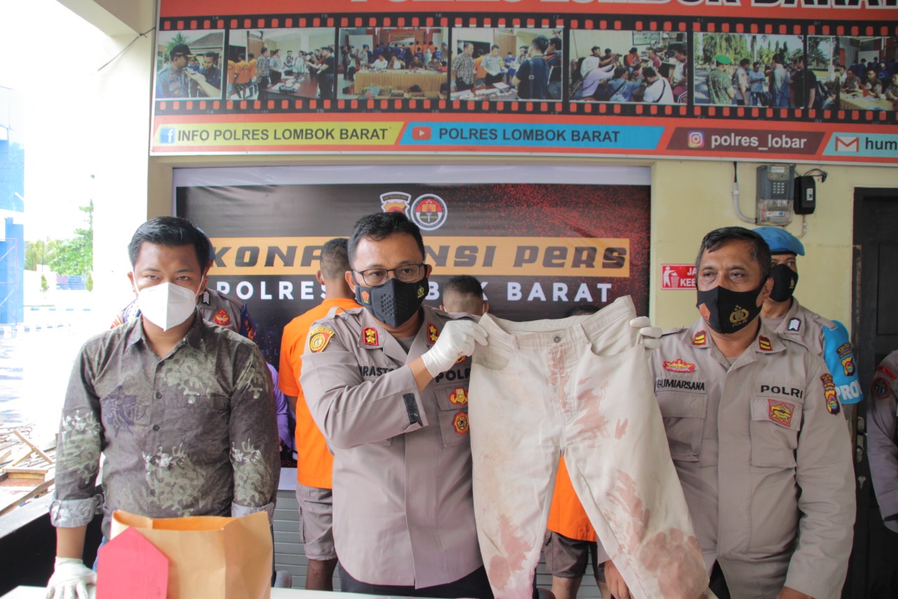 BARANG BUKTI: Kapolres Lobar AKBP Wirasto Adi Nugroho (tengah) menunjukan baju yang digunakan korban saat aksi penusukan di Mapolres Lobar, Sabtu (11/12/2021).