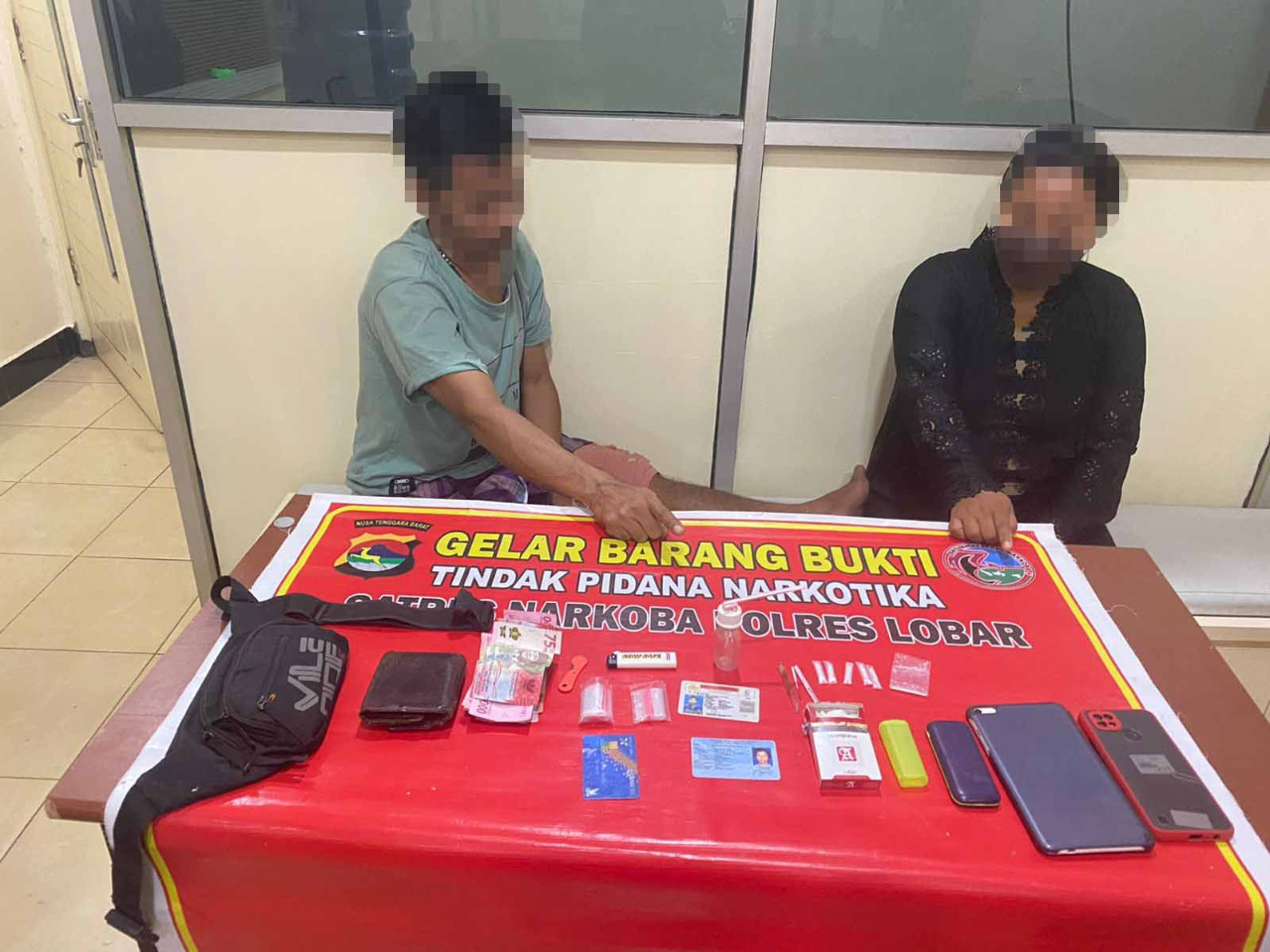 DIAMANKAN: Sepasang suami istri dari Sekotong diamankan Satresnarkoba Polres Lobar karena diduga menjalankan bisnis barang haram, Kamis (16/12/2021).