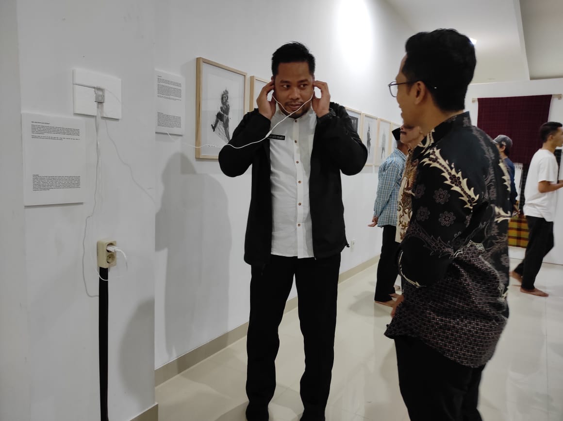 PAMERAN: Wakil Bupati Lombok Utara Danny Karter Febrianto Ridawan (kiri) sedang mendengarkan audio aba-aba dan lagu rudat di pameran Baledata, di aula masjid Jami