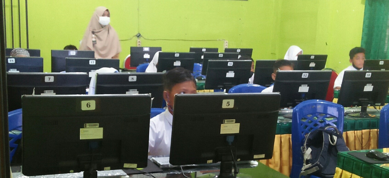 PEMETAAN MUTU PENDIDIKAN: Sejumlah murid mengikuti ANBK di salah satu SD di Sumbawa, November lalu.