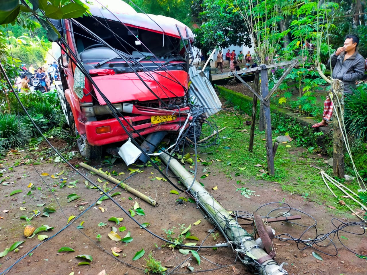 Truk tangki pengangkut elpiji yang menyeruduk warung dan tiang listrik di Dusun Tanak Tepong, Narmada, Sabtu (18/12) pagi. (Nurul/Lombok Post).