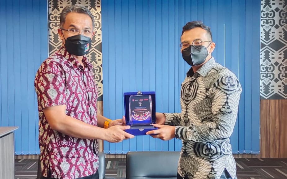 MENERIMA PLAKAT: Sekda Loteng Lalu Firman Wijaya (kiri) saat menerima plakat dari Mercy Corps Indonesia di ruang kerjanya, Jumat (17/12). (Dedi/Lombok Post)
