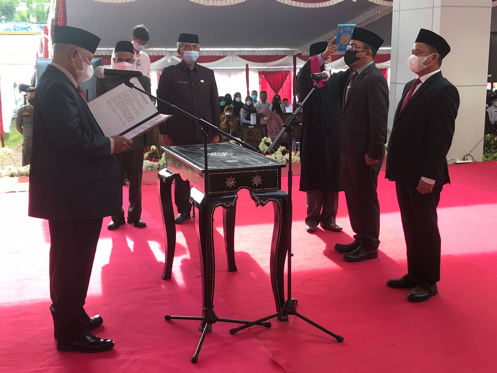 SUMPAH JABATAN: Bupati Lotim HM Sukiman Azmy mengambil sumpah jabatan Direktur RSUD dr Raden Soedjono Selong dr HM Tantowi Jauhari dan Kadis Kelautan dan Perikanan Lotim M Zainuddin di Gedung Mother and Child RSUD Selong, Rabu (22/12). 